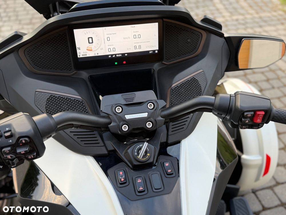 Can-Am Spyder - 10