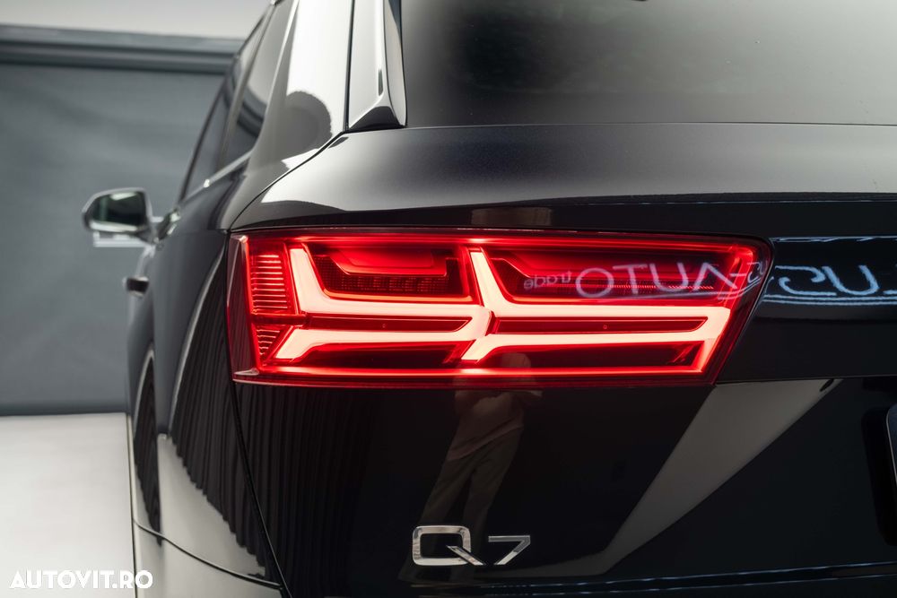 Audi Q7 ver-25t-awd-chequered-flag - 11