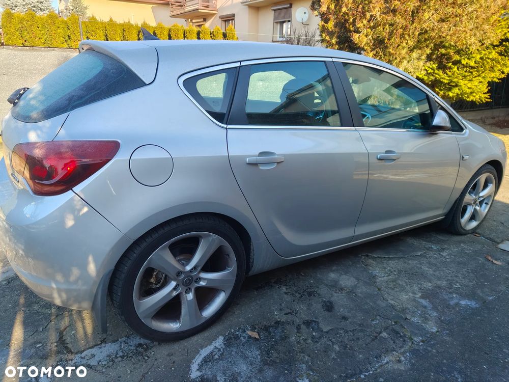Opel Astra 1.6 Turbo - 4