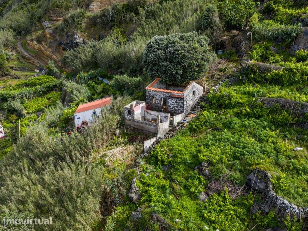 Terreno com Ruína e Acesso Direto ao Mar na Exclusiva Rocha da Relva - Grande imagem: 2/26