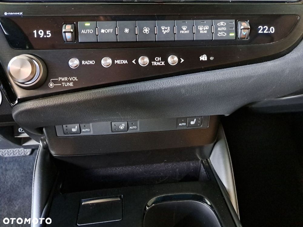Lexus ES 300h Business Edition - 27