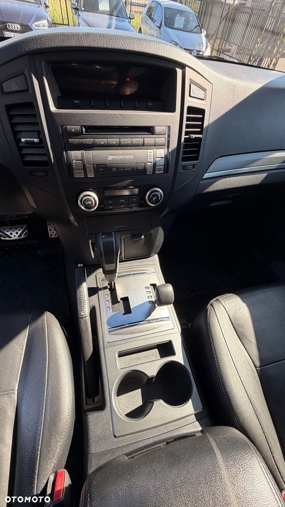 Mitsubishi Pajero 3.8 V6 Instyle - 12