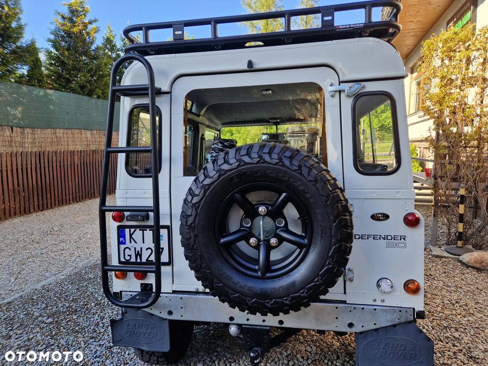Land Rover Defender - 32