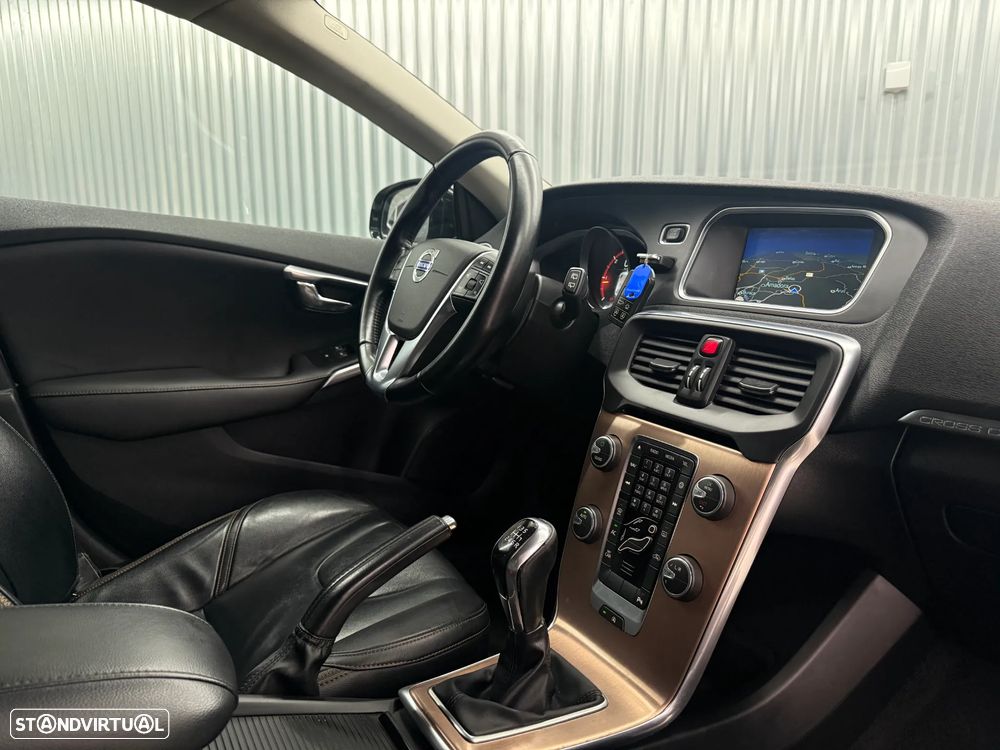 Volvo V40 Cross Country 2.0 D3 Momentum - 17