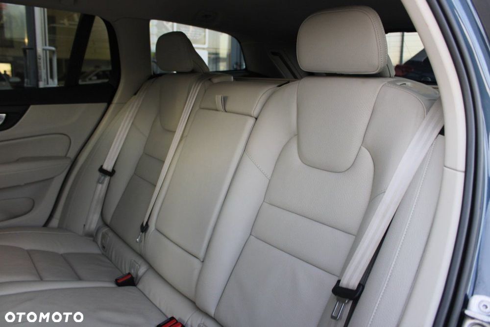 Volvo V60 Cross Country - 25