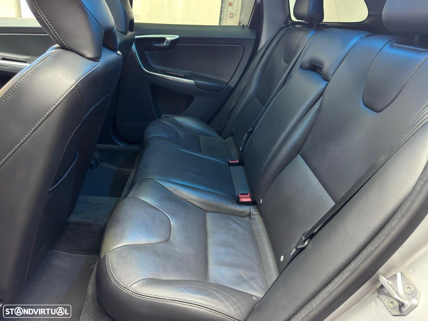 Volvo XC 60 2.0 D3 Momentum Geartronic - 9