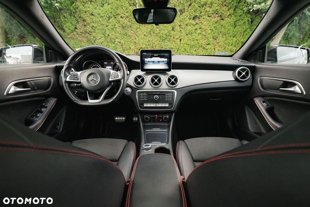 Mercedes-Benz CLA 220 4-Matic AMG Line - 11