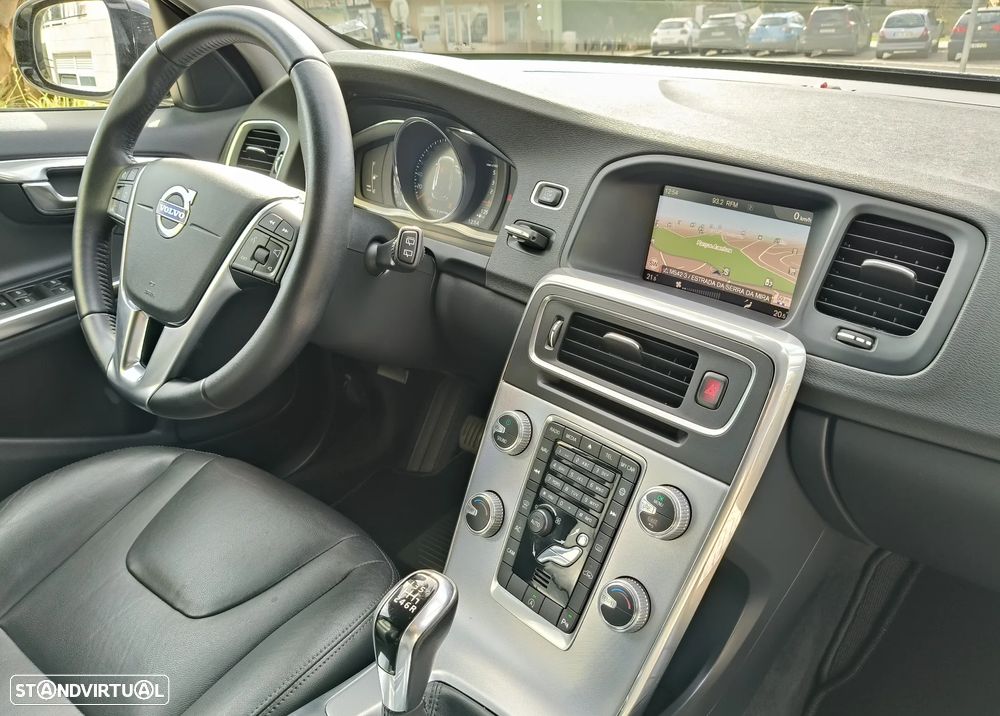 Volvo V60 Cross Country 2.0 D3 Momentum - 22