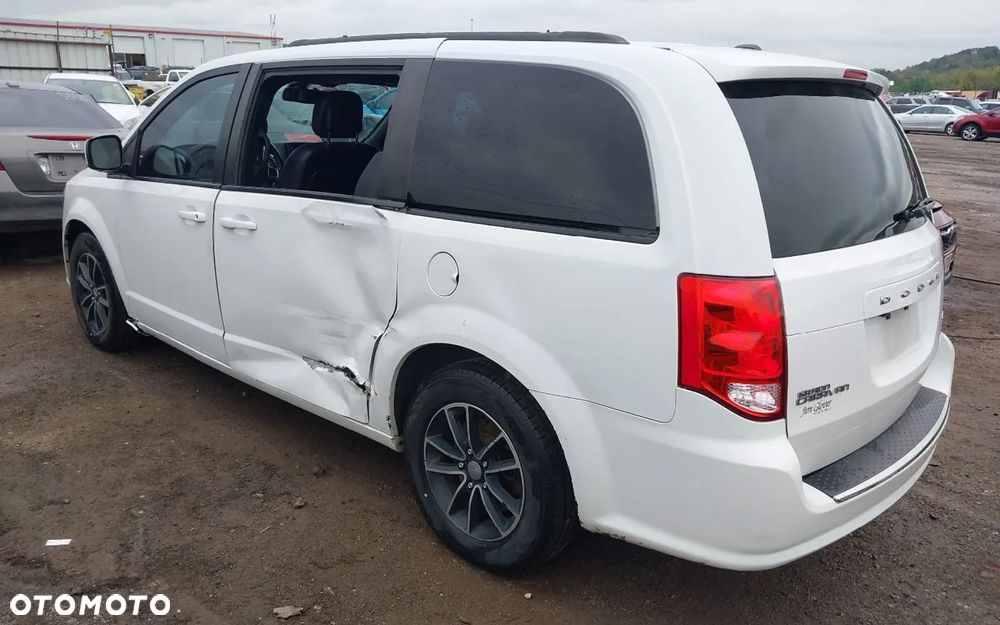 Dodge Grand Caravan - 2