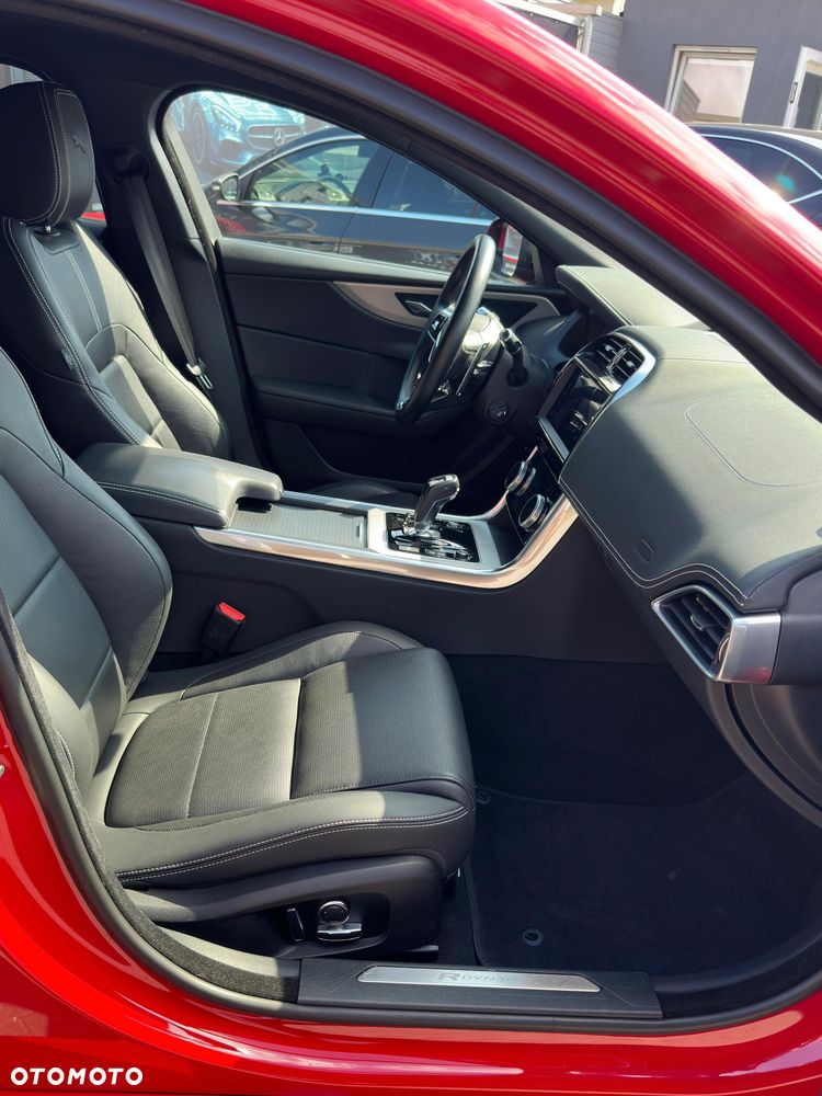 Jaguar XE 2.0 P250 R-Dynamic S - 8