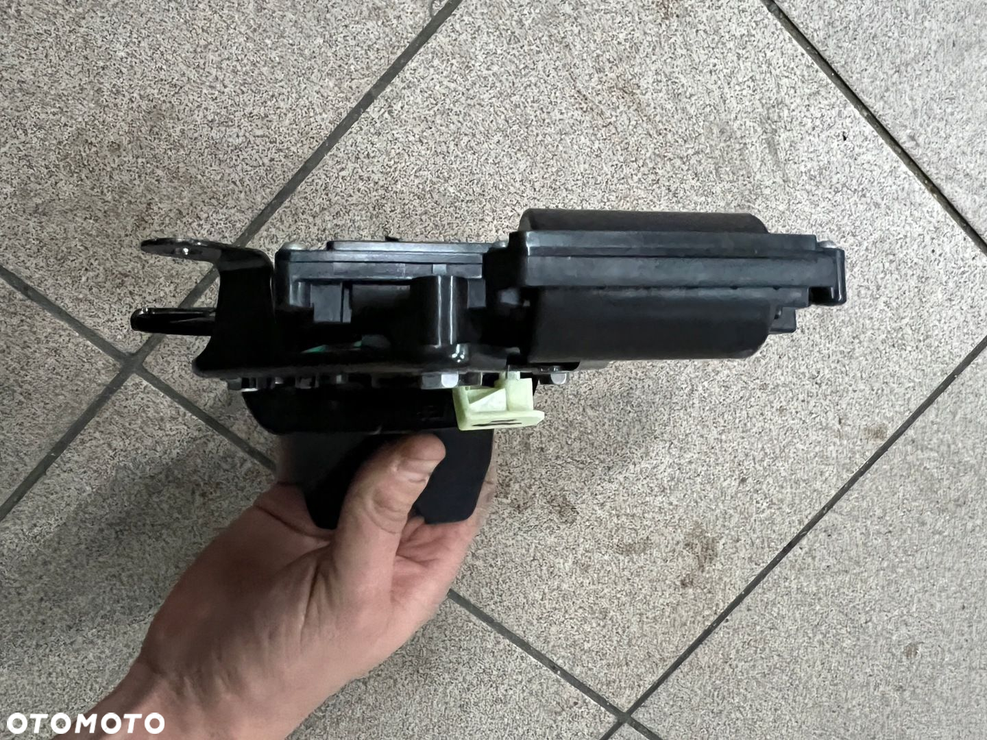 TESLA MODEL Y 20- ZAMEK RYGIEL KLAPY BAGAŻNIKA 1500604-CN-B - 5
