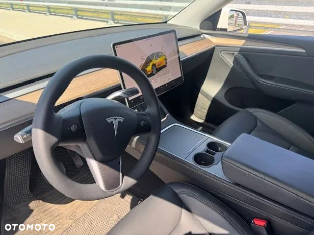 Tesla Y Long Range AWD - 11