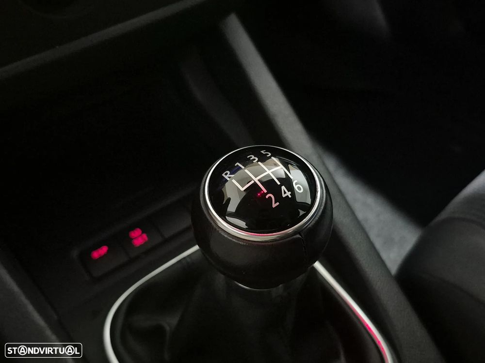 VW Jetta 1.6 FSi Confortline - 14
