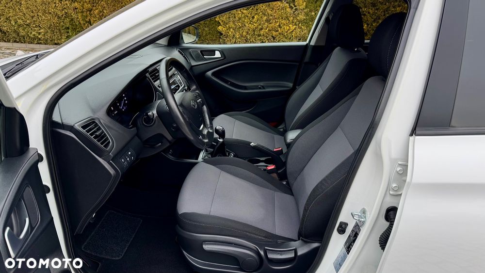 Hyundai i20 blue 1.2 Trend - 19