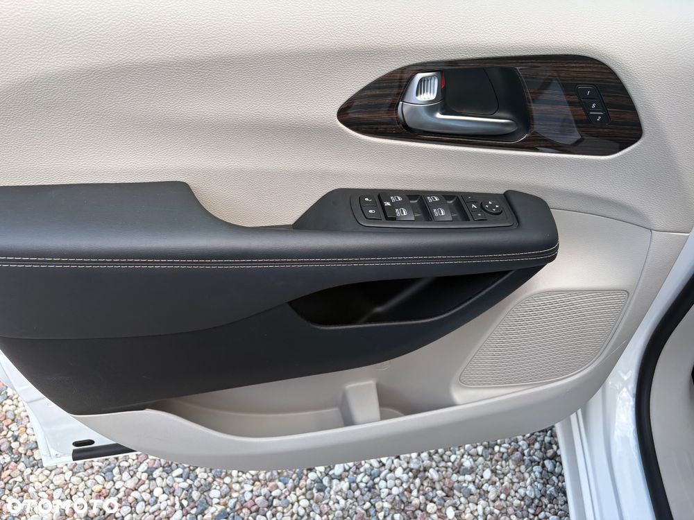 Chrysler Pacifica - 12