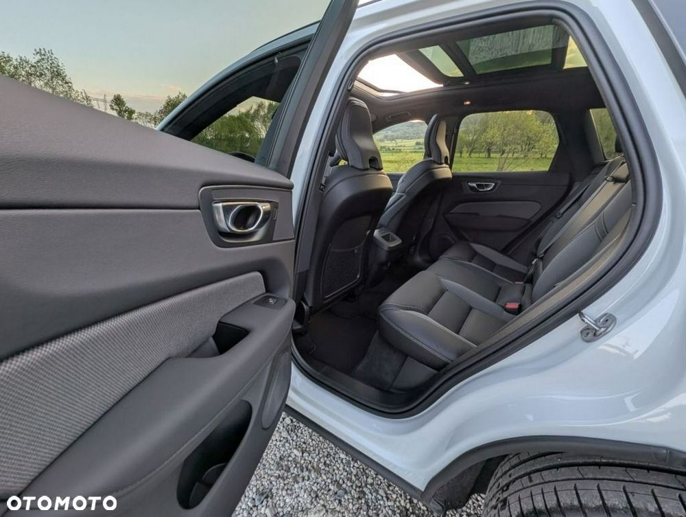 Volvo XC 60 B5 B AWD Plus Dark - 12