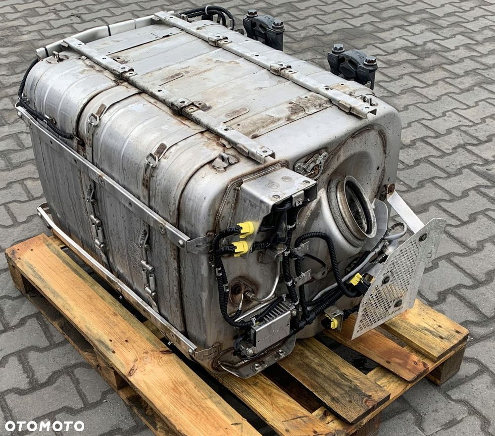 WYDECH KATALIZATOR TŁUMNIK MERCEDES ACTROS MP4 EURO 6 - 6