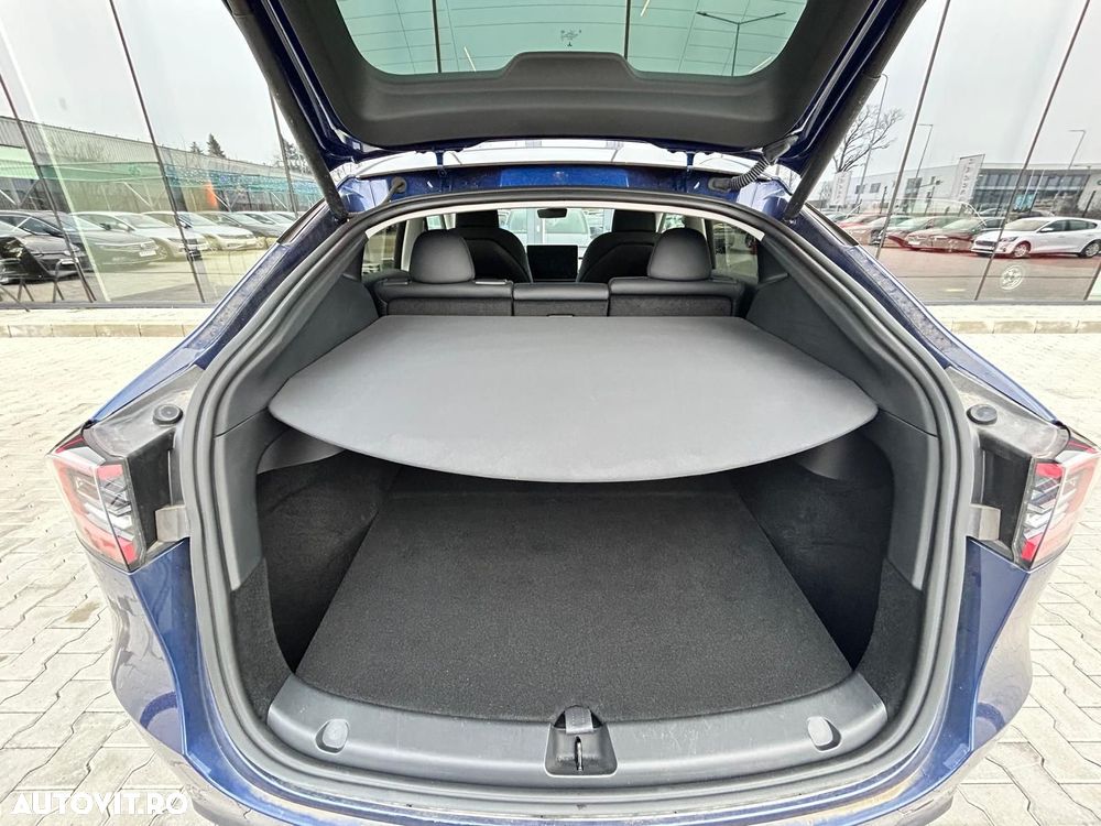Tesla Model Y Long Range Dual Motor AWD - 29
