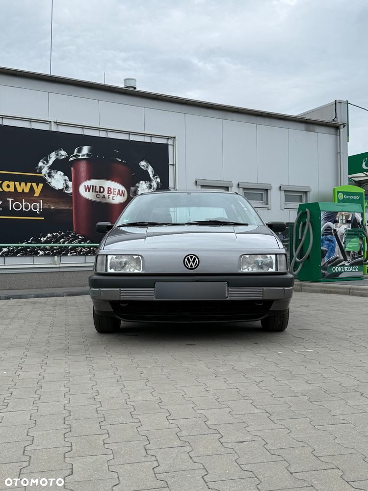 Volkswagen Passat 1.8 GL - 2