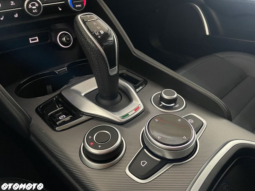 Alfa Romeo Giulia 2.0 Turbo Super - 36