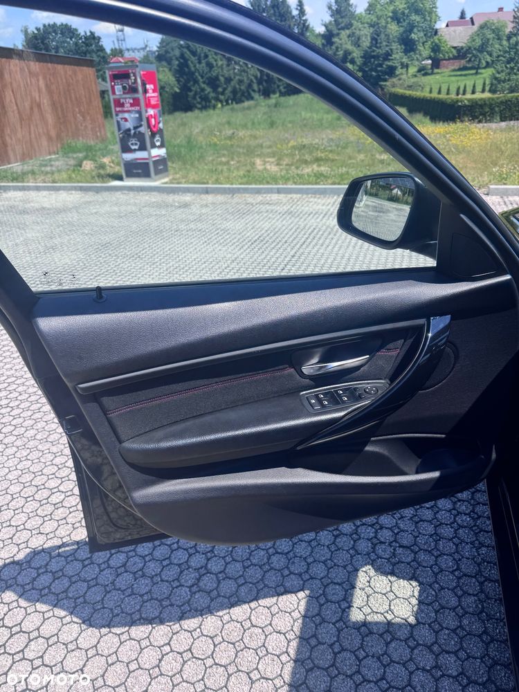 BMW Seria 3 320i xDrive - 17