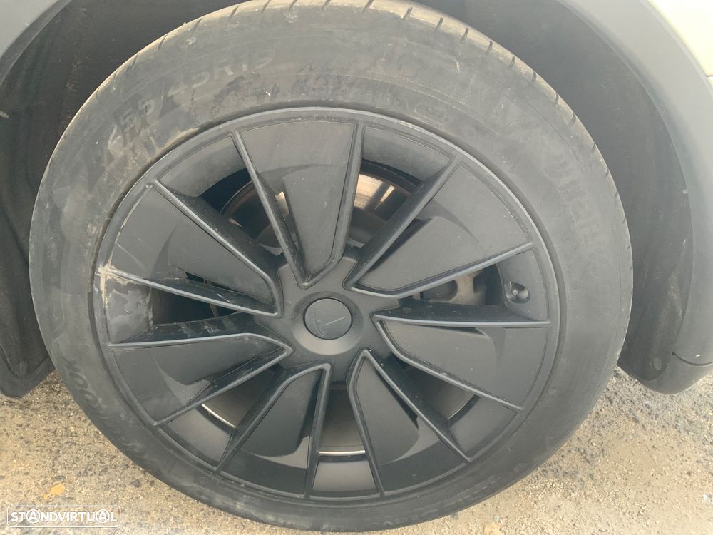 Tesla Model Y - 10