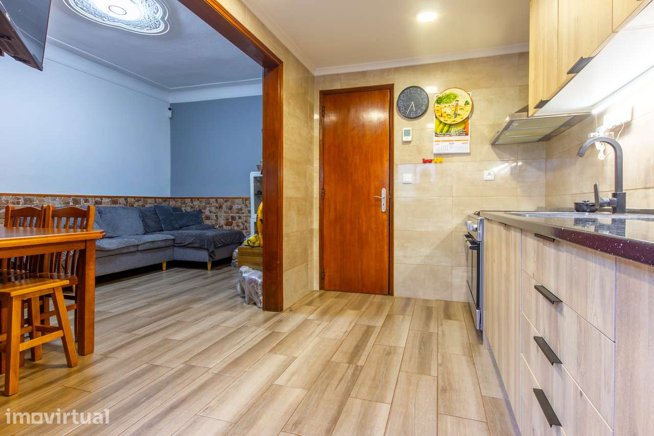 Paio Pires - Apartamento de 4 assoalhadas remodelado, com quintal - Grande imagem: 4/20