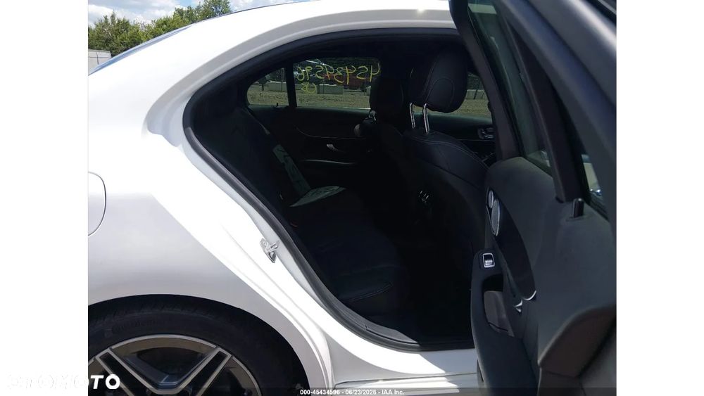 Mercedes-Benz Klasa C 300 4Matic 9G-TRONIC AMG Line - 11