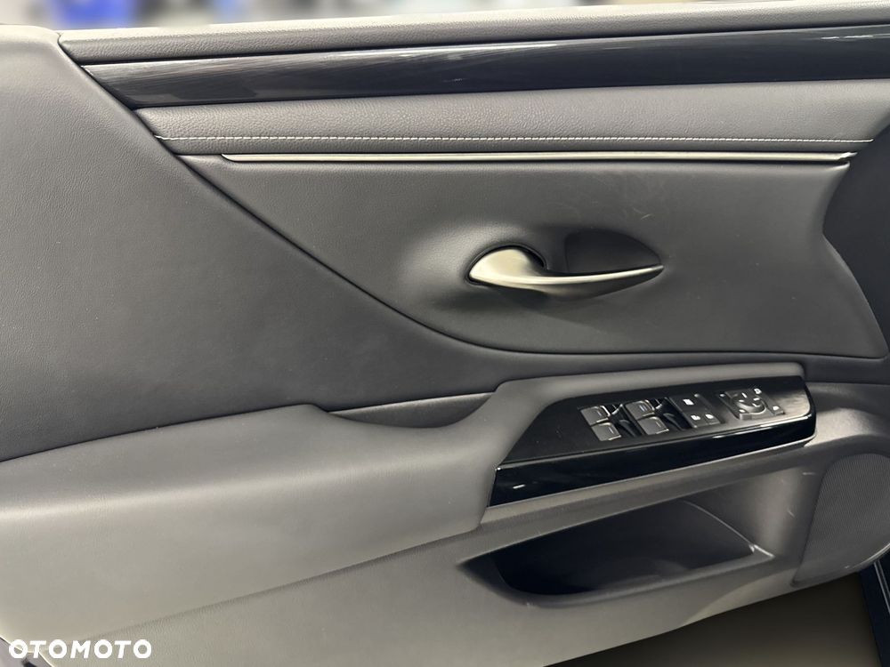 Lexus ES 300h Business Edition - 13