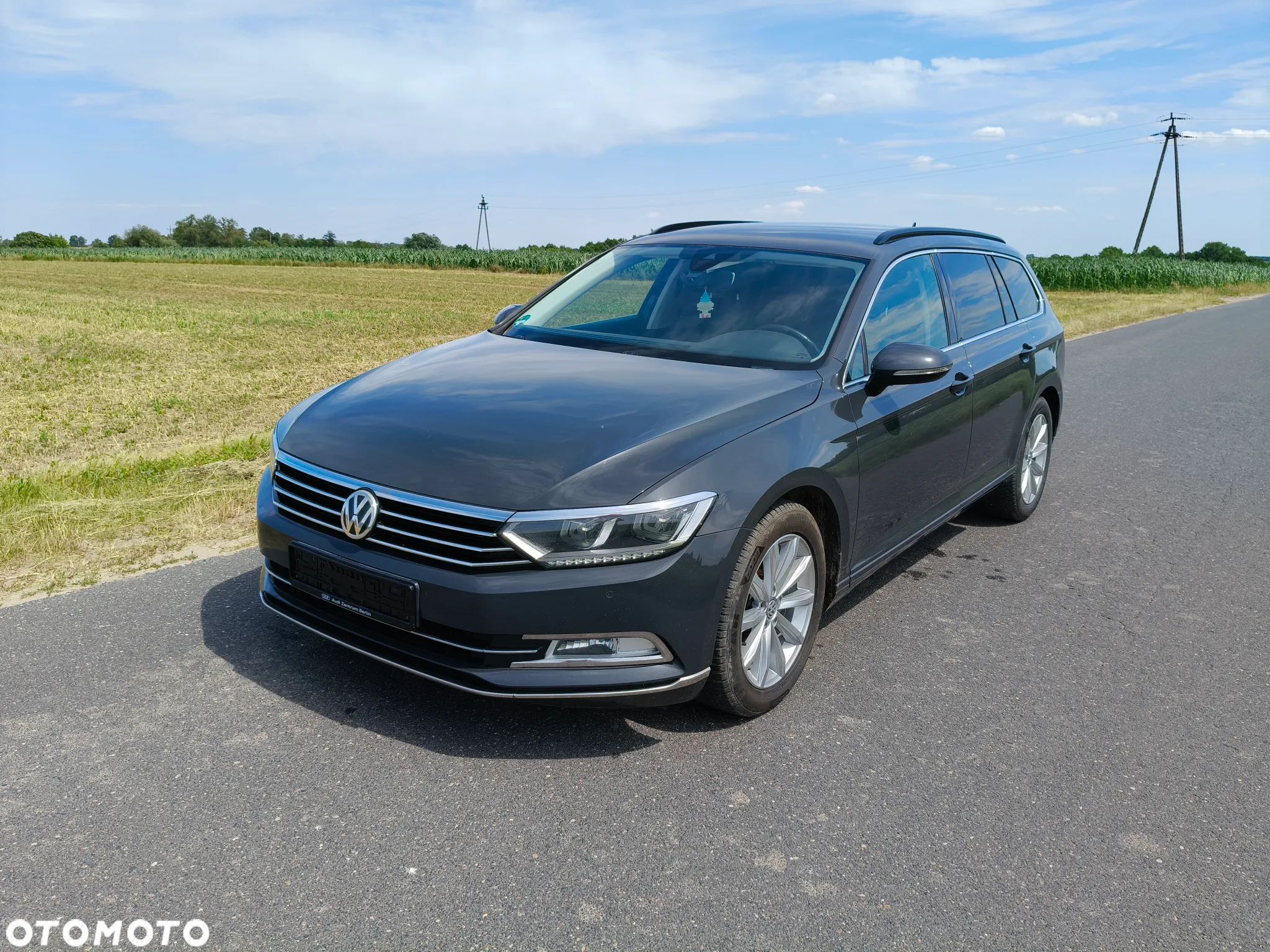Volkswagen Passat - 1