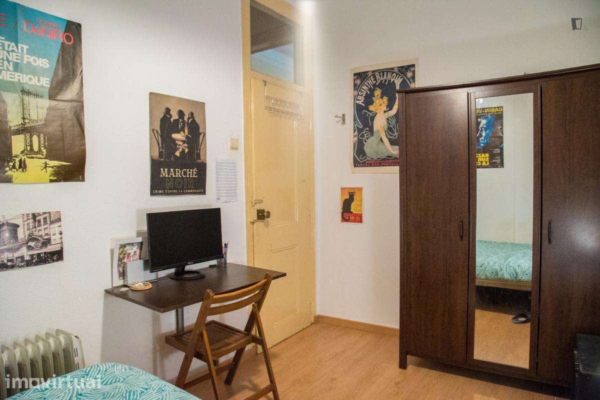 Quarto - localizado em Intendente Lisbon - Grande imagem: 4/23