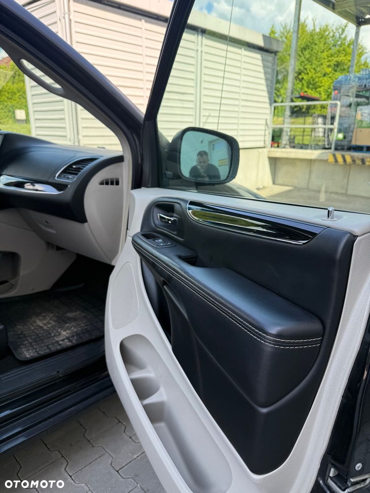 Chrysler Town & Country 3.6 Limited - 27