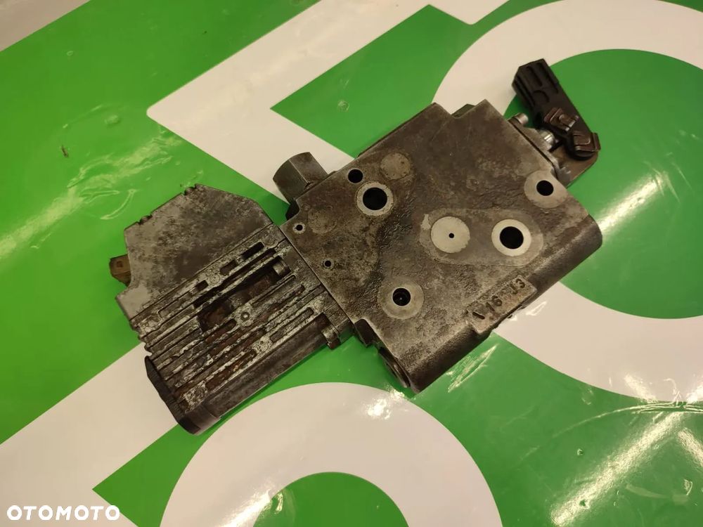 Sekcja rozdzielacza 0521610563 Bosch G916961022014 Fendt 716 Vario - 9
