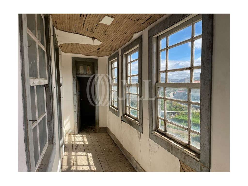 Moradia T3 para remodelação total, em S. João da Pesqueira - Grande imagem: 4/5