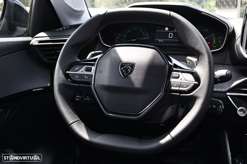 Peugeot 208 - 8