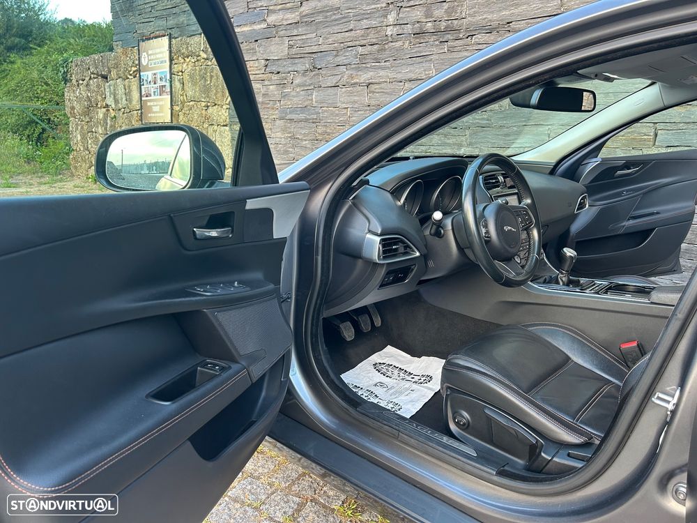 Jaguar XE 2.0 D Portfolio - 9