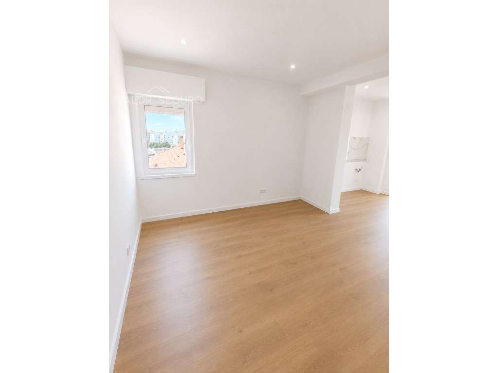 Apartamento T3 renovado no Forte da Casa - Grande imagem: 4/16