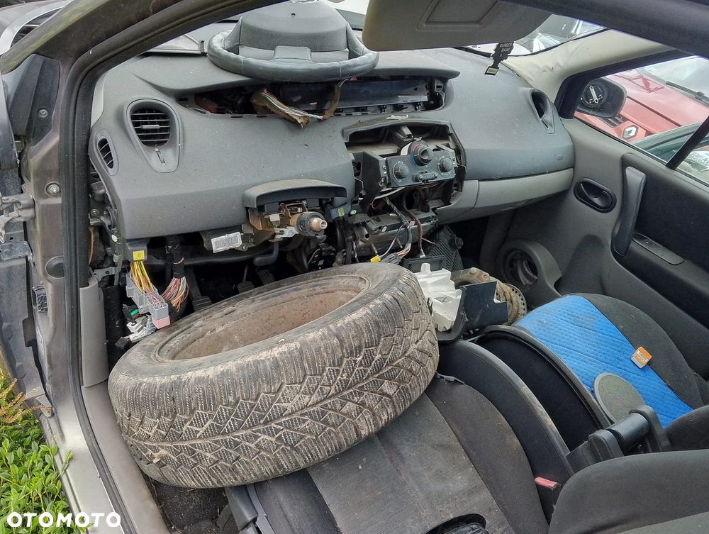 Renault Megane Scenic (03-06r.) 1.9DCI 119KM. Silnik F9Q 812 Skrzynia ND0 002 lakier NV603 – HOLOGRAM GREY . Cały na części. GWARANCJA !!!  Przód Tył Zestaw Komplet Drzwi Klapa Zderzak Błotnik Maska Grill Atrapa Szyba Pas Lampa Lusterko Boczki Fotel Kanapa Kokpit Deska Rozdzielcza Przełącznik Włącznik Sterownik Przewody Wiązka Instalacja Moduł Komputer Czujnik Listwa Pompa Alternator Wtryski Głowica Rozrusznik Kompresor Sprzęgło Dwumas Silnik Skrzynia ABS Klimatyzacji Paliwa Wspomagania Kolektor Turbina Przepustnica Zawór Chłodnica Koło Hak Belka Sanki Zawieszenie Mcpherson Półoś Amortyzator Wydech Tłumik Zacisk Most - 6