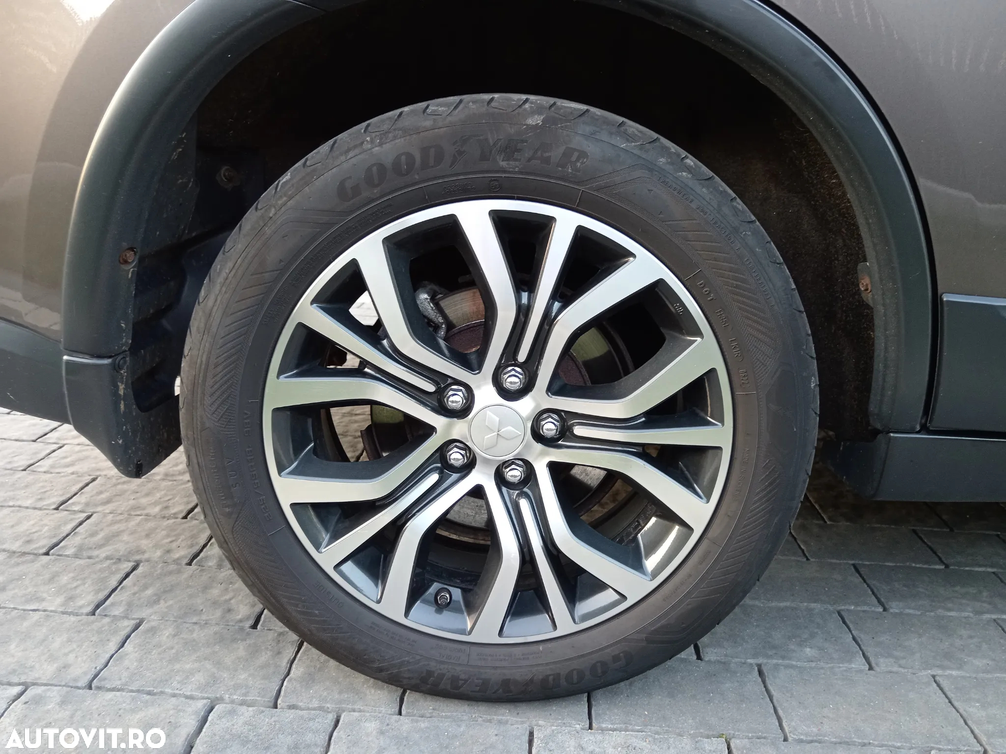 Mitsubishi Outlander - 10
