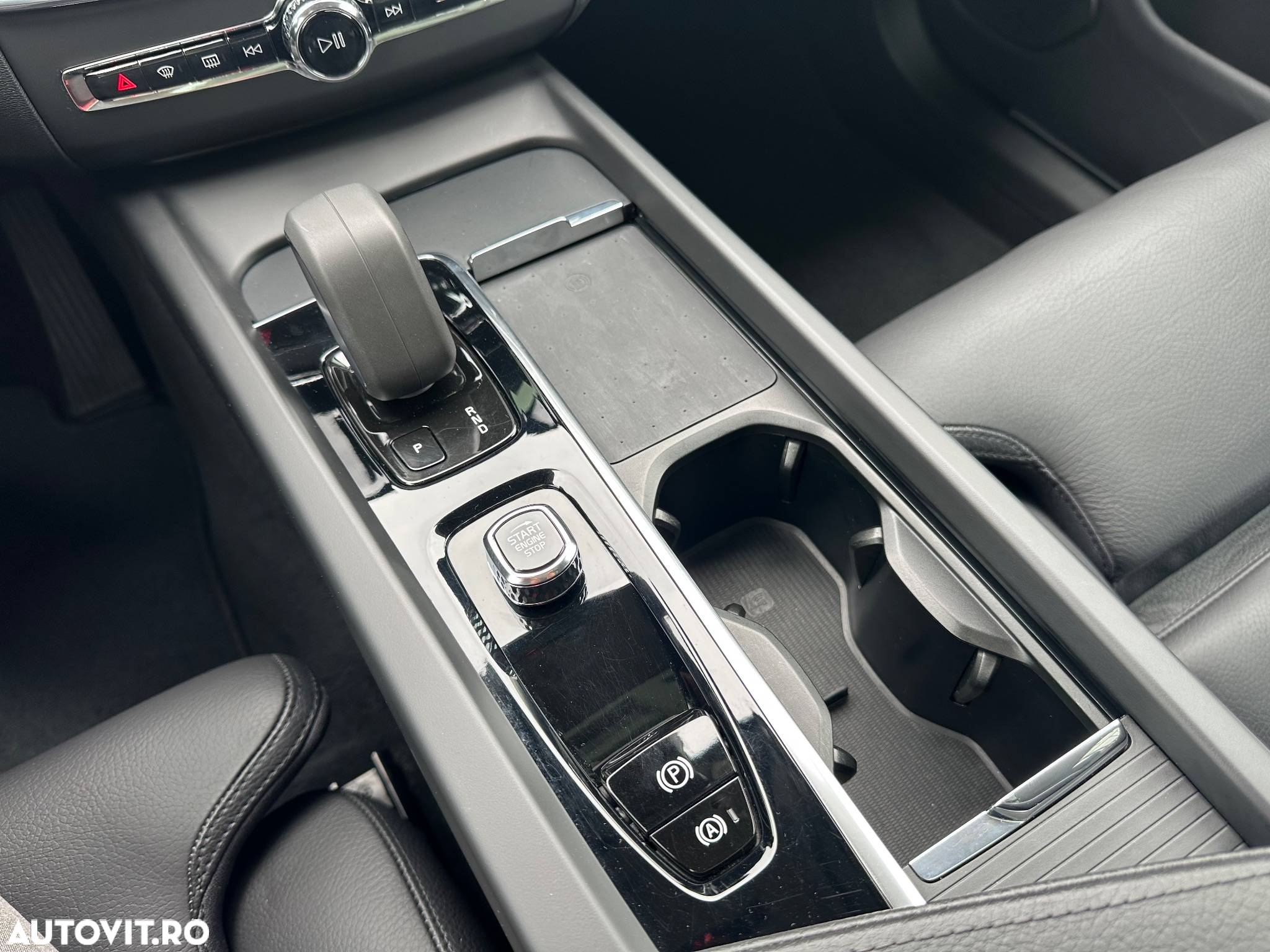 Volvo XC 60 B4 MHEV AT8 FWD Momentum Pro - 38