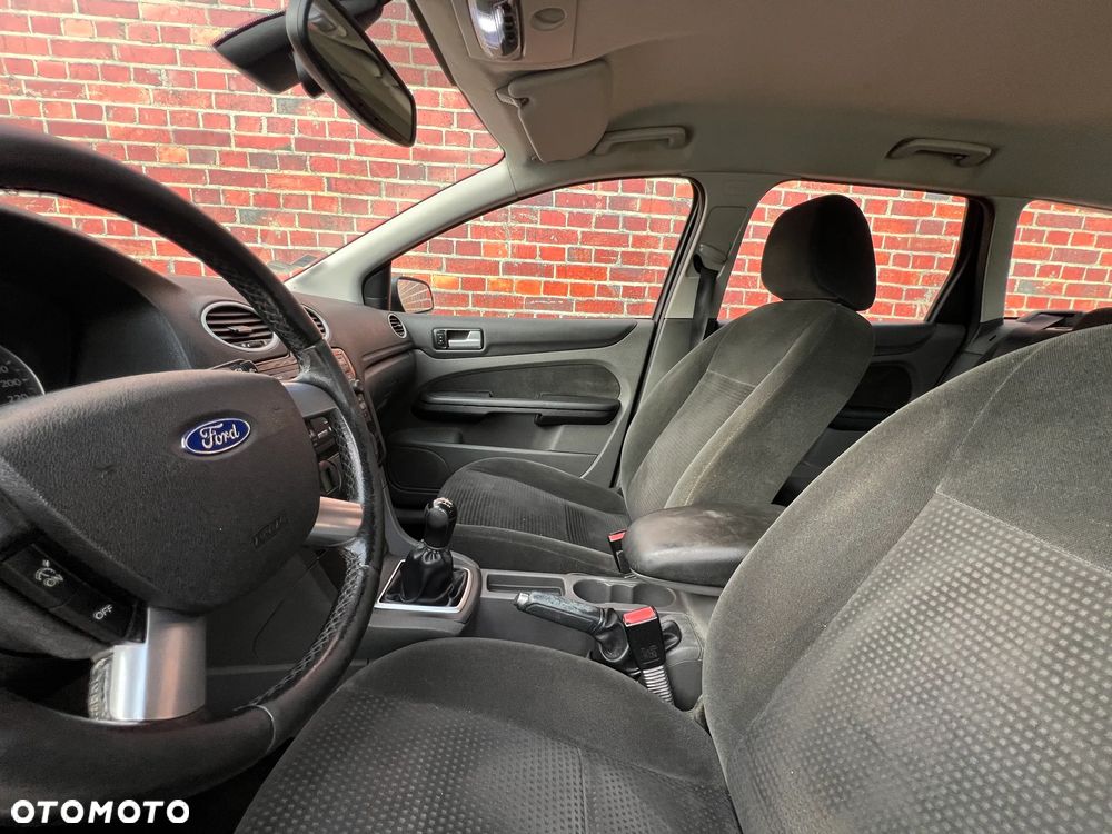 Ford Focus 2.0 Ghia - 12