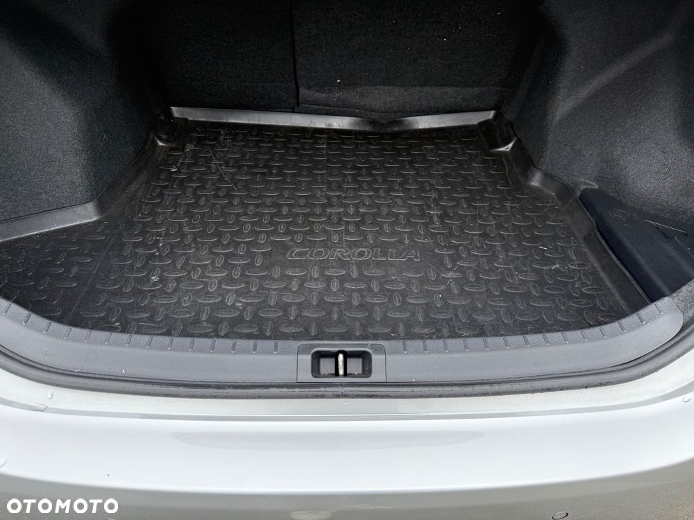 Toyota Corolla 1.6 50th Anniversary - 16