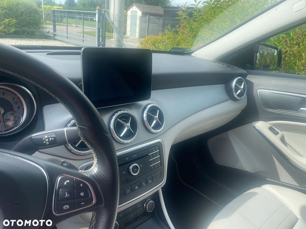 Mercedes-Benz GLA 200 7G-DCT - 4
