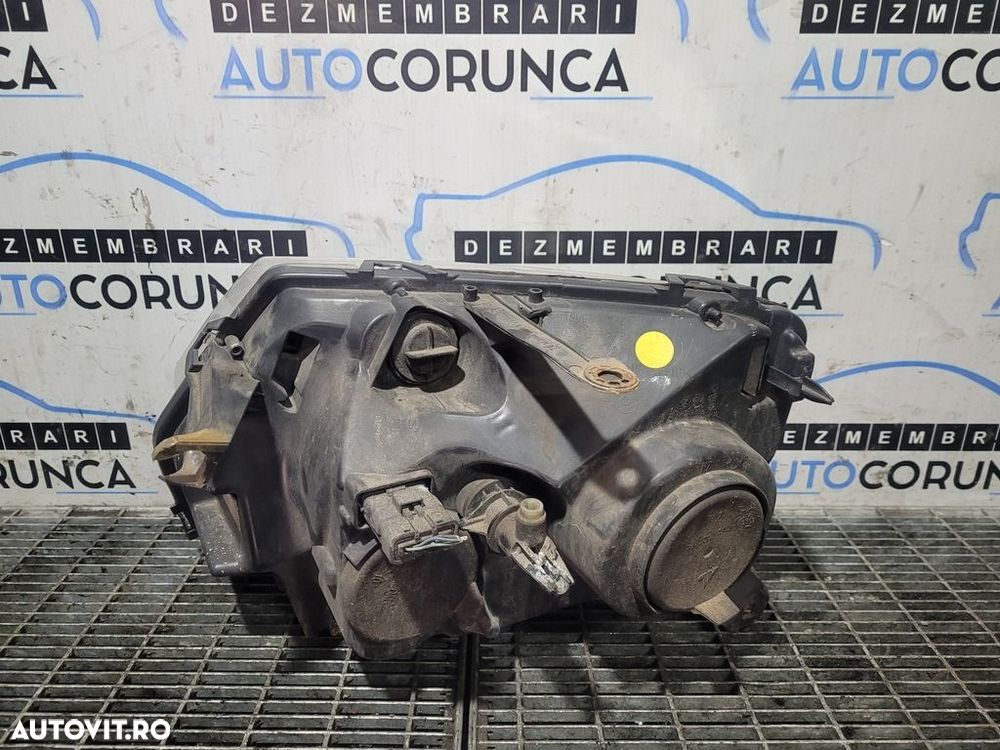 Far Dreapta Dacia Duster 2010 - 2013 SUV 4 Usi (1205) Fara xenon - 2