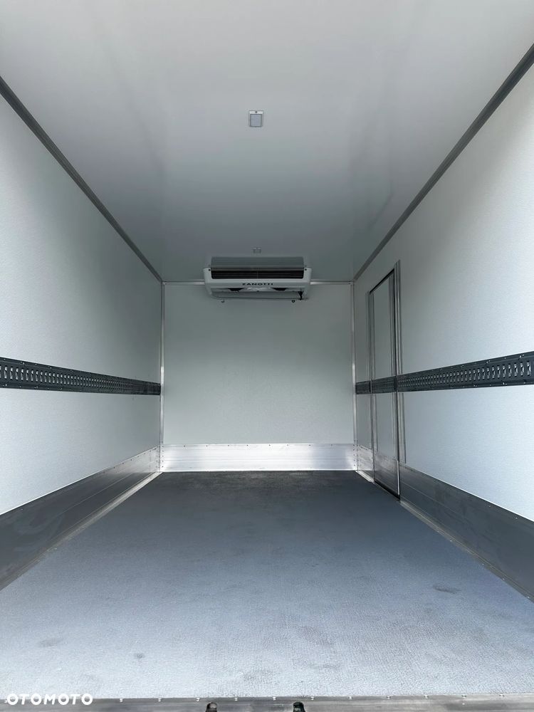 Mercedes-Benz Sprinter - 32