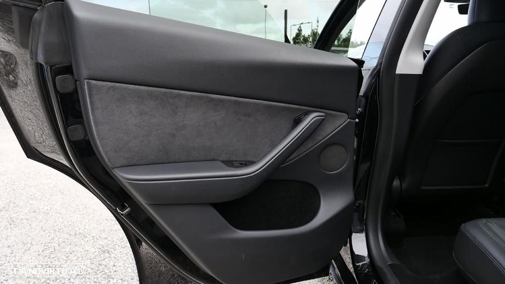 Tesla Model Y Long Range Dual Motor AWD - 34