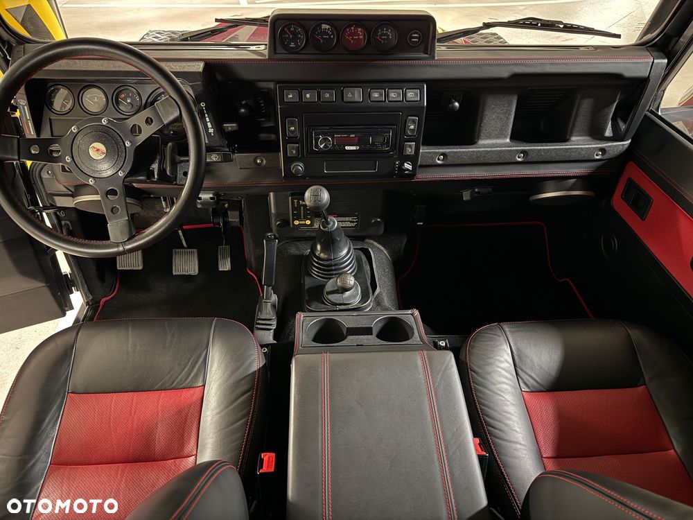 Land Rover Defender - 21