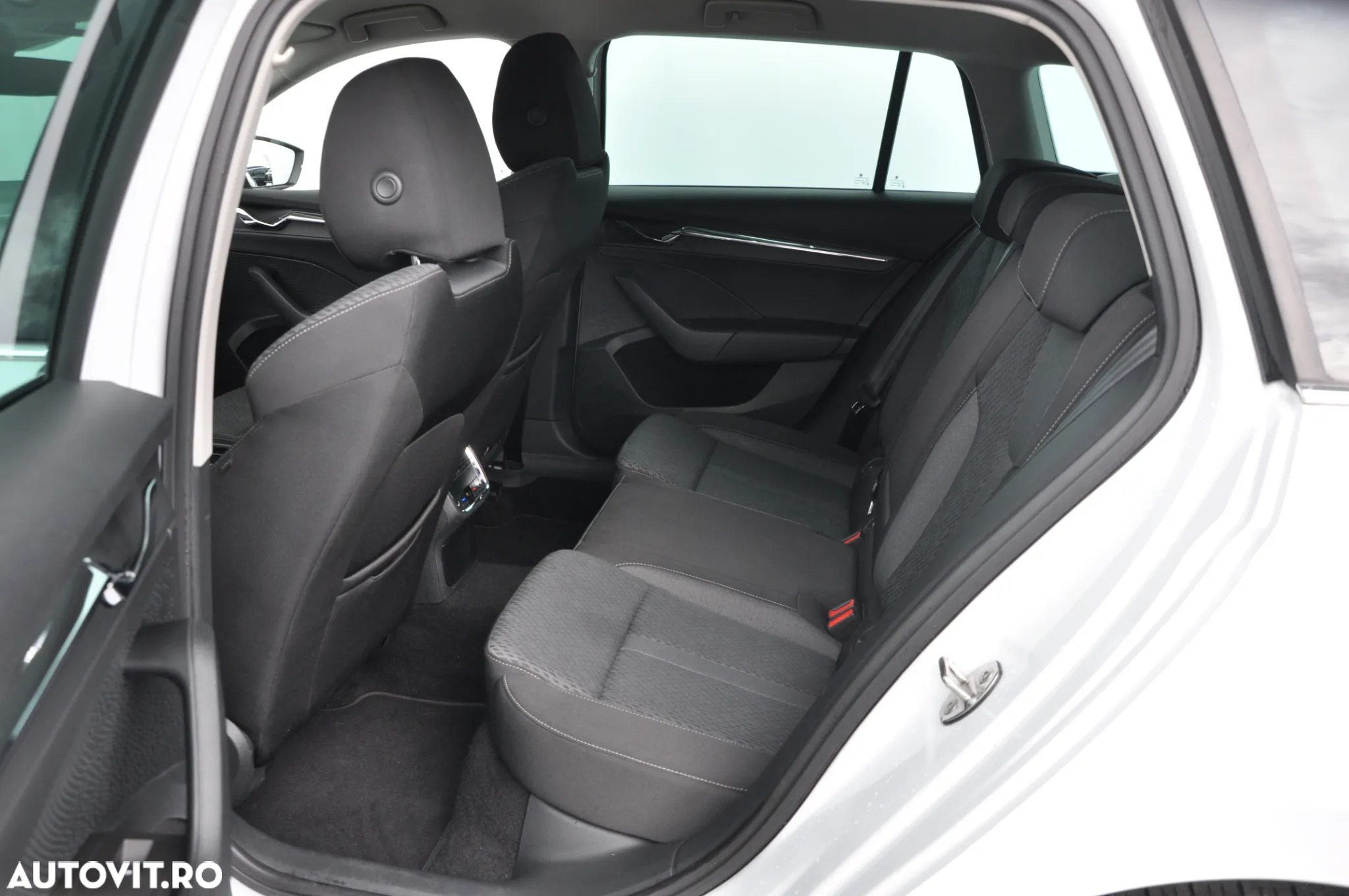 Skoda Octavia Combi 2.0 TDI DSG Ambition - 33