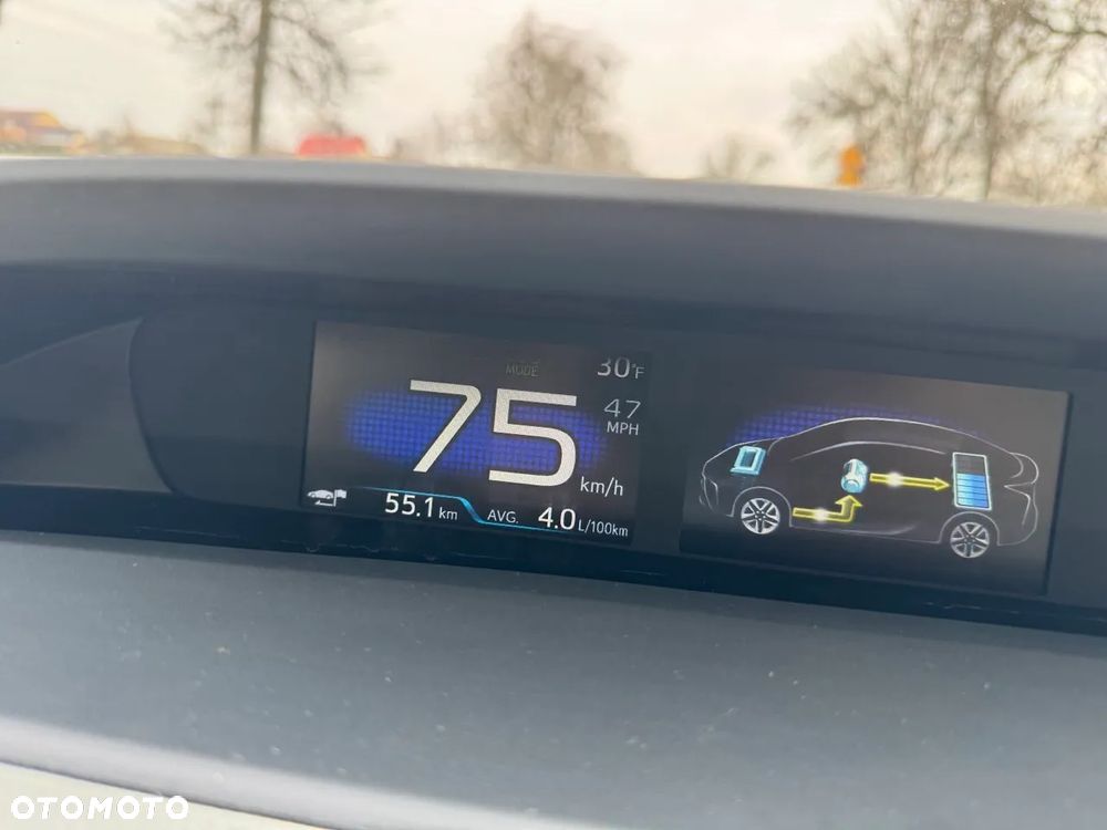 Toyota Prius ver-1-8-hybrid-executive - 12