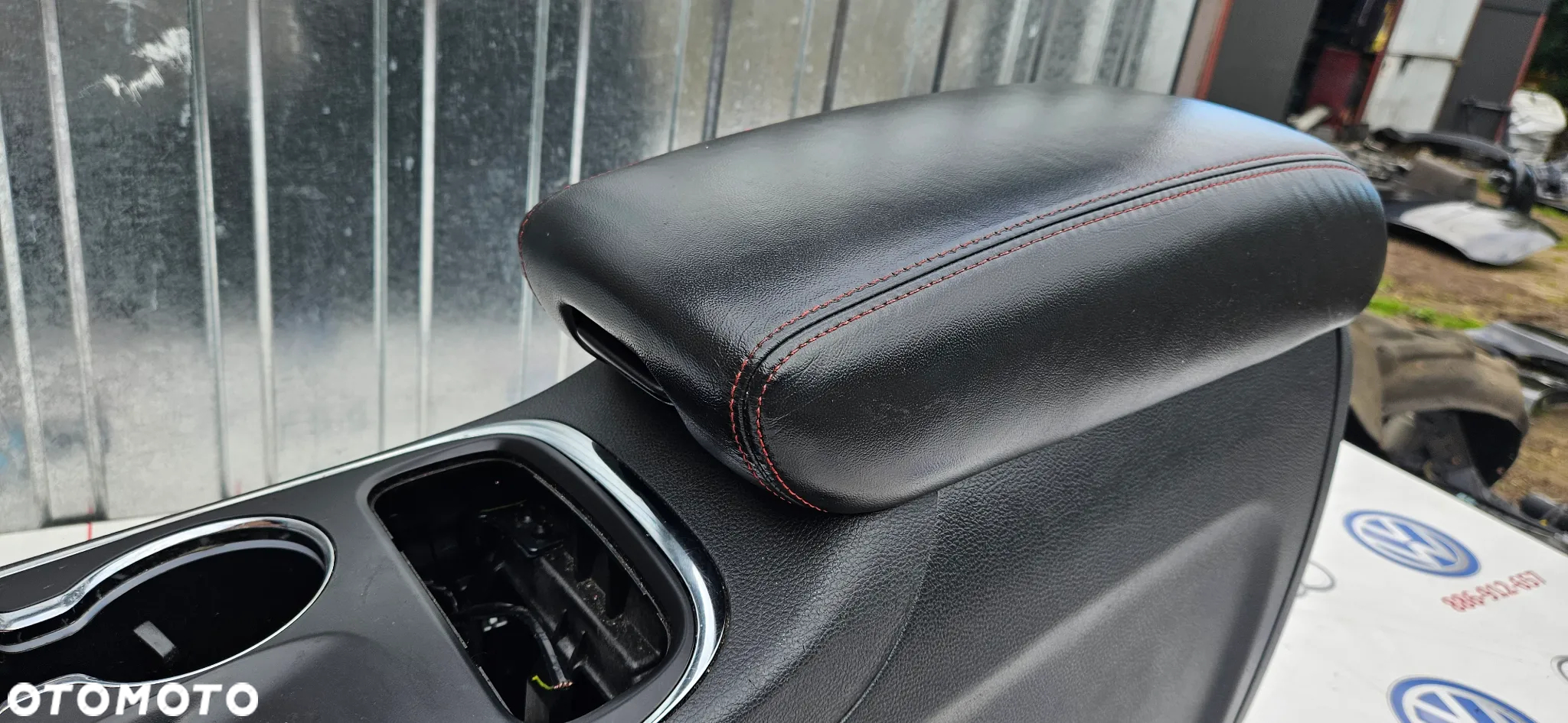 Dodge Durango III LIFT 2014-2017 Wersja RT Czerwona nić Skóra  Podłokietnik Schowek tunelu Tunel środkowy - 3